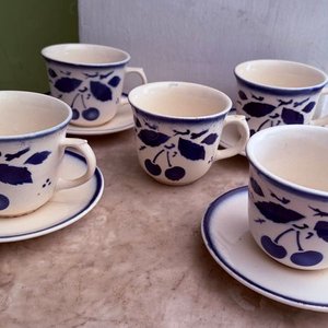 Juego de 5 Tazas y 4 Platillos de Porcelana Checoslovaca con Diseño de Cerezas - imagen 6