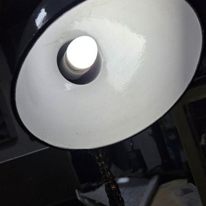 Lámpara de Mesa de Bronce con Pantalla Metálica Esmaltada - imagen 4