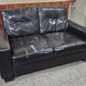 Sillón de 2 Cuerpos Tapizado en Cuero Negro - imagen 4