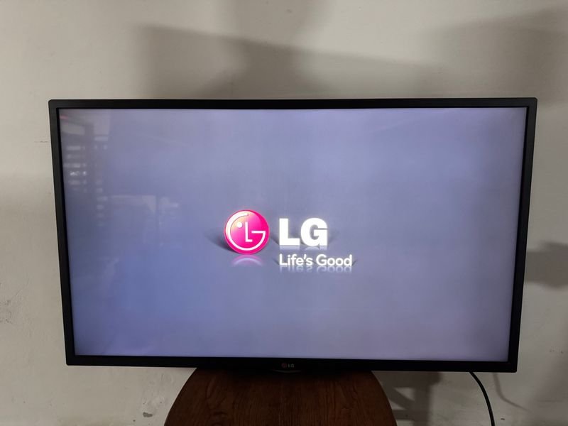 LG Plasma TV 42 Pulgadas con Controles y Soporte para Pared - imagen 2