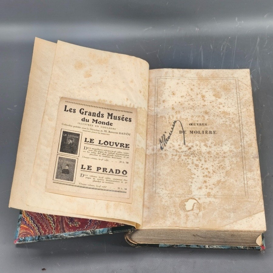 Libros antiguos y modernos, con detalles de estilo y materiales - imagen 19