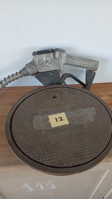 Tapa de combustible antigua para coches - imagen 3