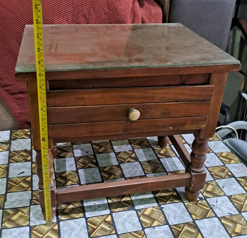 MESA DE LUZ BAJA EN MADERA SOLIDA CON TAPA DE VIDRIO - imagen 3