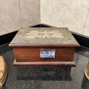 Cajita de Madera Antigua, Planchita de Hierro y Aceitera Metálica - imagen 4