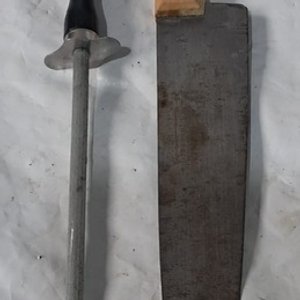 Lote siguiente: Cuchilla de Cocina y Chaira con Mango de Madera