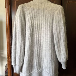 Cardigan Largo Gris Suave Talle XL con Cuello Solapa y Bolsillos - imagen 3
