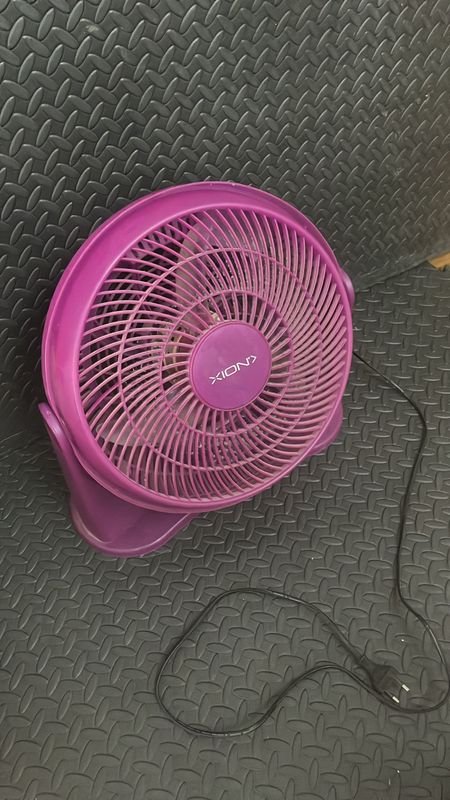 Ventilador Xion de mesa rosa