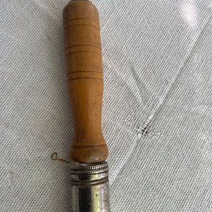 Inflador Manual Antiguo de Metal con Mango de Madera - imagen 3