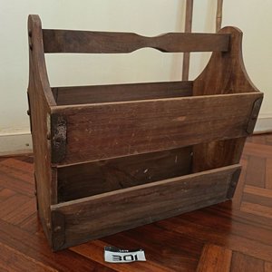 Revistero de Madera con Dos Bastones y Plato Decorativo - imagen 2