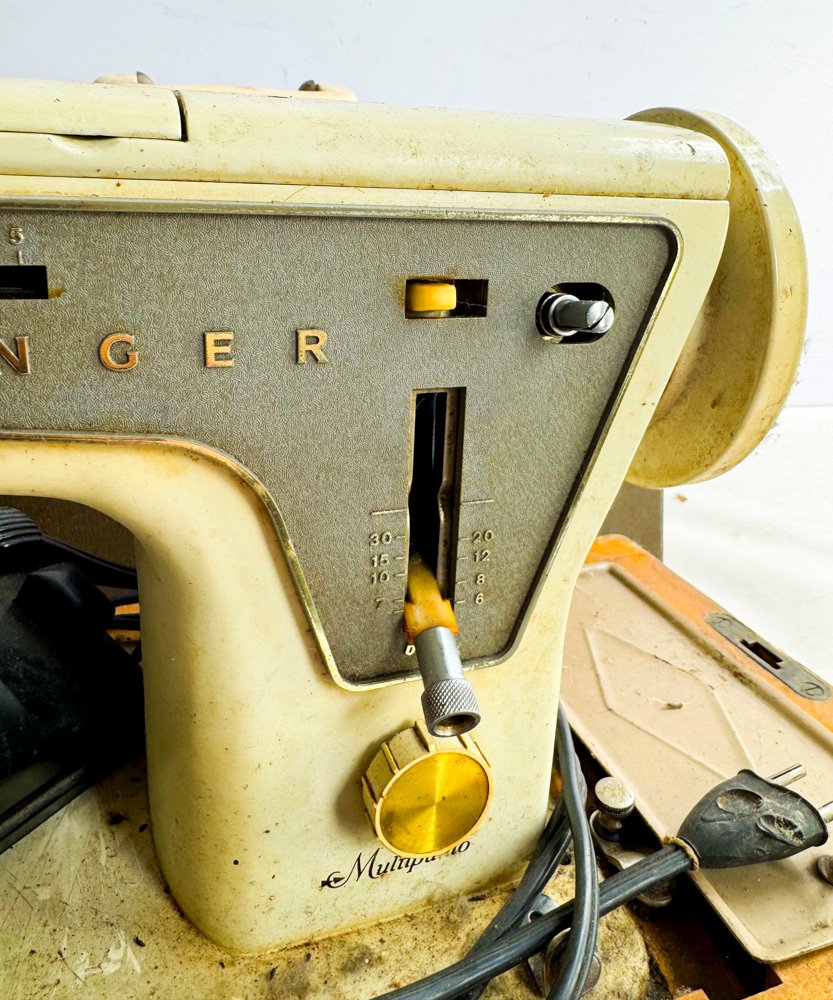 Maquina de coser Singer con llaves en estuche - imagen 2