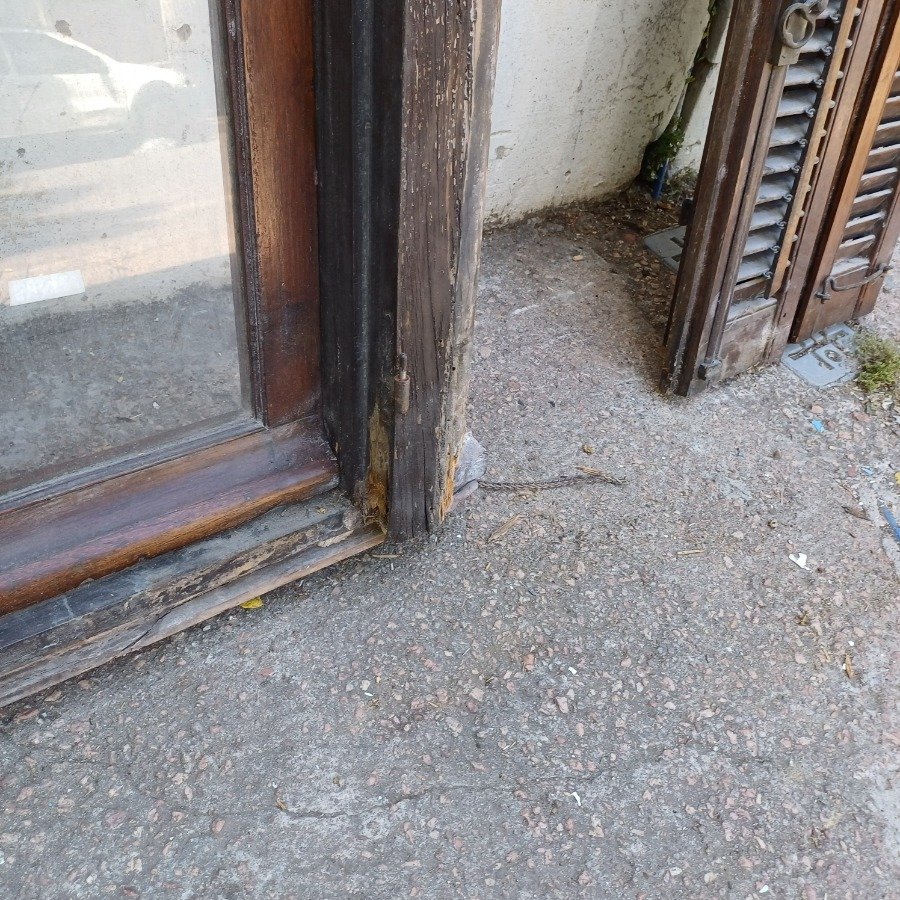 Ventana de madera con detalles artesanales - imagen 8