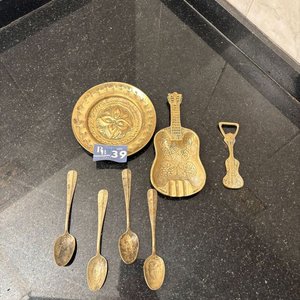 Lote de 7 Artículos de Bronce: Cucharitas, Platillo, Destapador y Cenicero - imagen 1