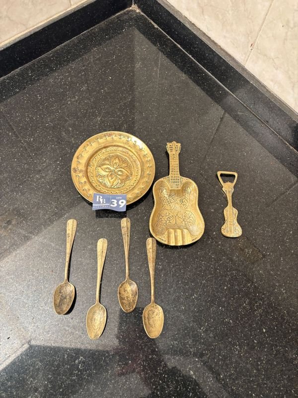 Lote de 7 Artículos de Bronce: Cucharitas, Platillo, Destapador y Cenicero
