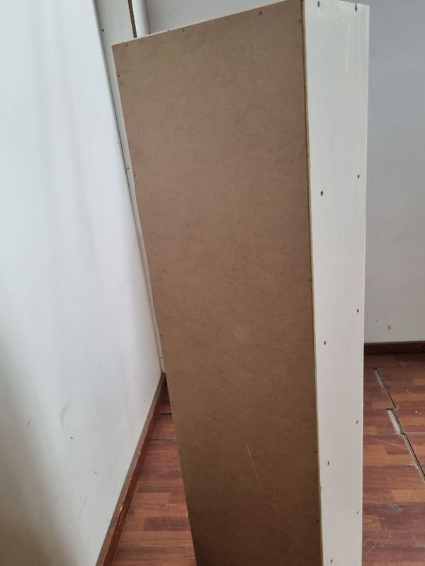 Puerta de gabinete blanco con tres puertas - imagen 5