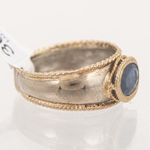 Anillo de Oro 18k con Zafiro Central - imagen 2