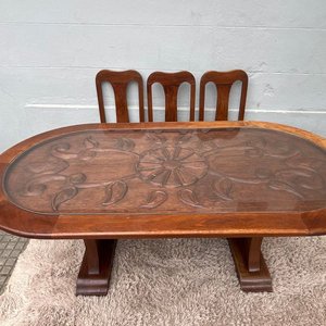 Juego de Comedor: Mesa Oval de Madera Tallada con Tapa de Vidrio y 8 Sillas - imagen 3