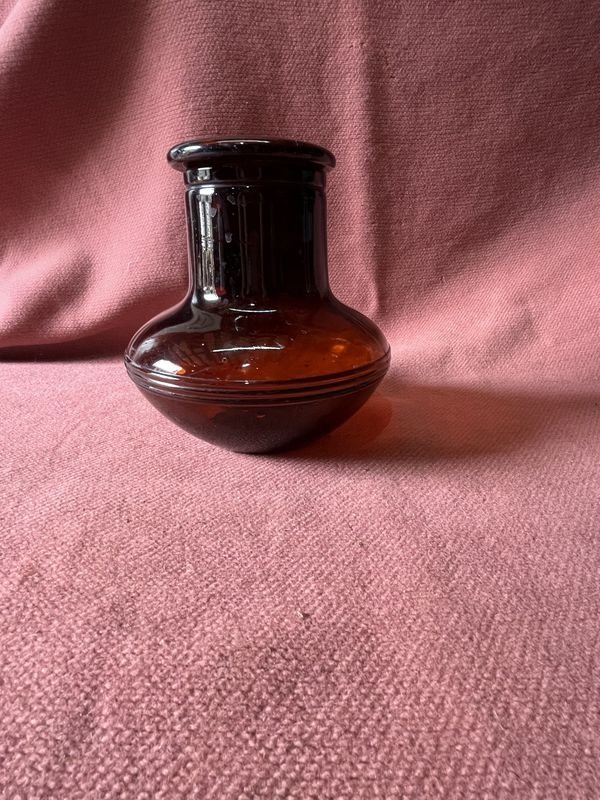 Lote siguiente: Antiguo frasco de farmacia color caramelo con tapon