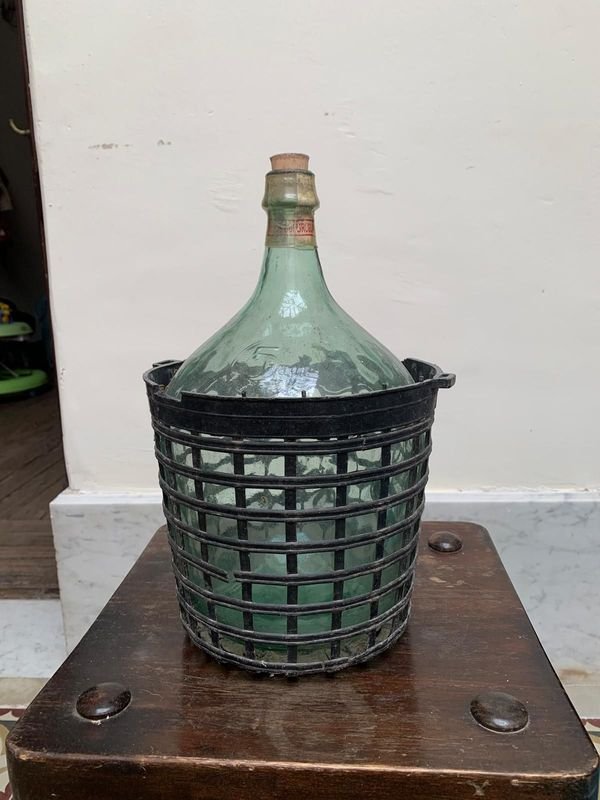 Damajuana de 5L con metal basket y soporte de madera