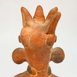 Escultura Azteca de Hombre Sentado con Corona y Decoración de Águila en Cerámica - imagen 5