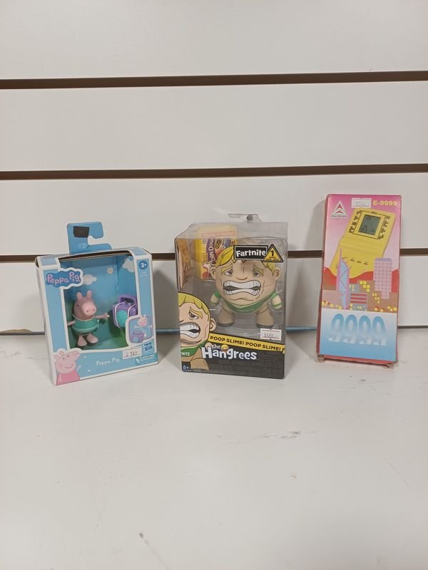 Lote de Juguetes: Peppa Pig, The Hangrees (Fortnite) y Juego Electrónico 999 Juegos