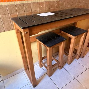 Mesa de arrime alta con dos banquetas en madera - imagen 2