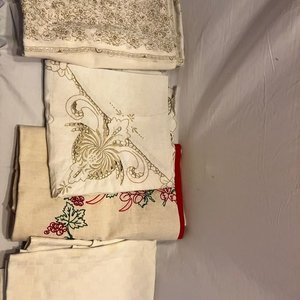 Lote de Manteles Bordados y Estampados - imagen 4