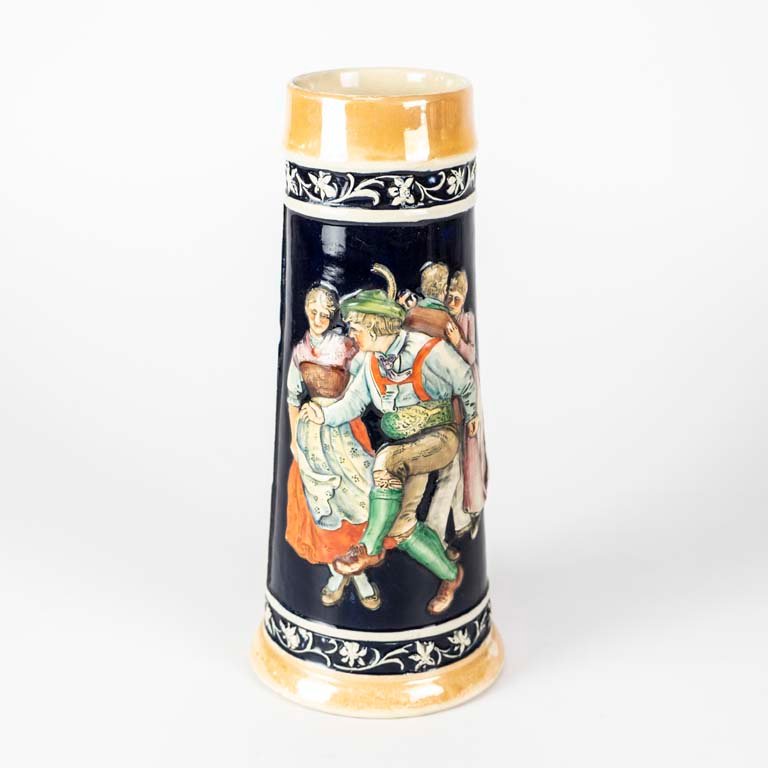 Jarra de cerveza alemana con escena en relieve - imagen 1