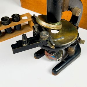 Microscopio antiguo en metal y bronce, con lentes ,accesorios, caja madera (espejo avería) - imagen 5