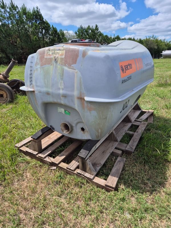Lote siguiente: TANQUE CISTERNA JACTO ARBUS 2000 PINCHADO