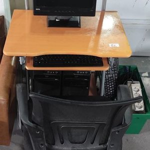Lote siguiente: Escritorio con Monitor, Dos CPUs, Teclados, Silla Giratoria y Audio
