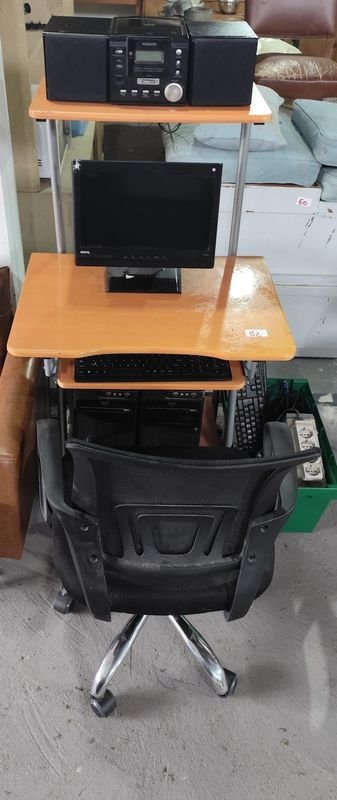 Escritorio con Monitor, Dos CPUs, Teclados, Silla Giratoria y Audio