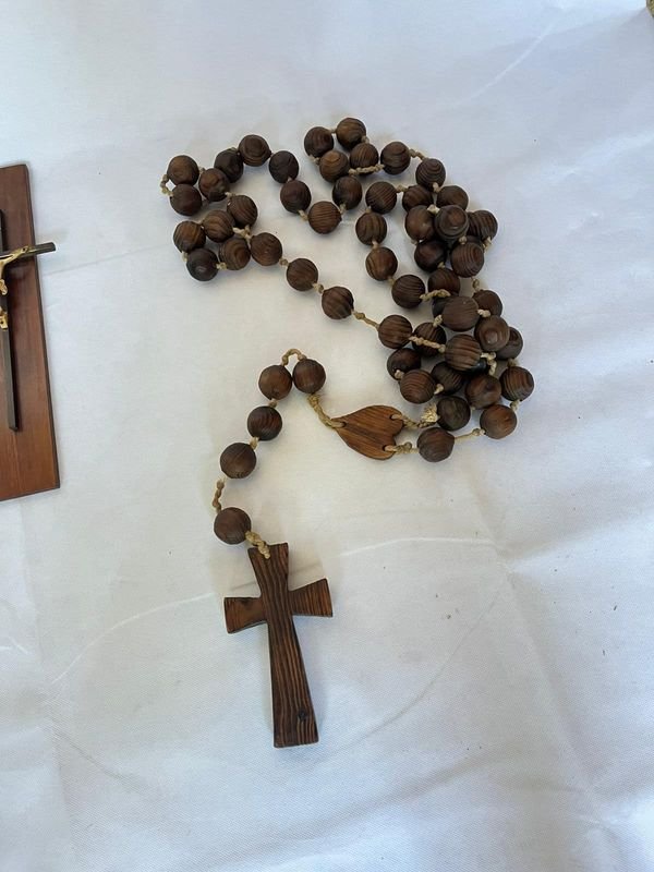 Cruces y rosarios de madera y bronce para decoración - imagen 3