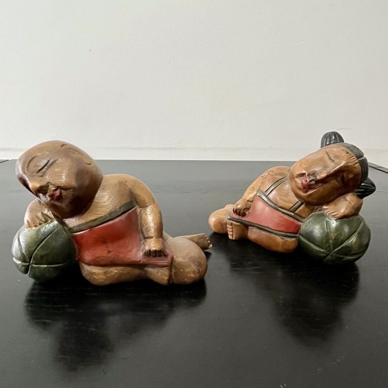 Libros y juguetes tallados en madera con detalles de cuero - imagen 2