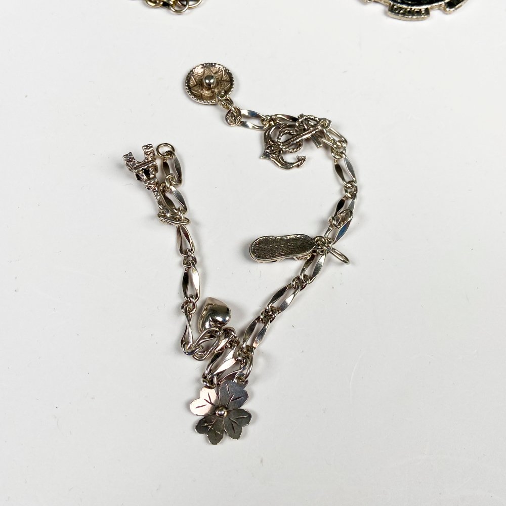 Colección de joyería con cadenas, pendientes y pulseras - imagen 2