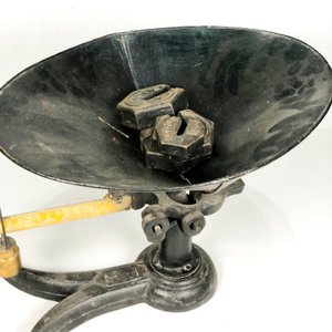 Balanza Antigua de Hierro con Pesas y Plato Negro - imagen 3