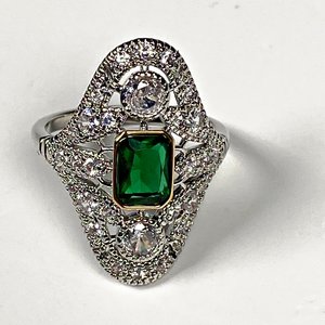 Anillo Rodinado con Piedra Verde Central y Circones - imagen 3