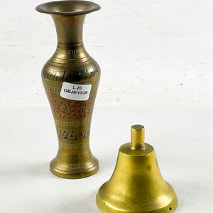 Dos piezas en bronce, campanilla de 7 cm y florero de 15 cm - imagen 1