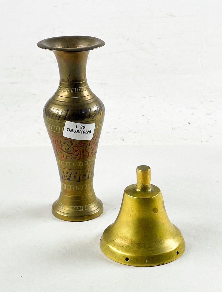Dos piezas en bronce, campanilla de 7 cm y florero de 15 cm