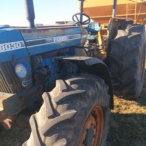 Tractor Ford 8030 con Acoplado - imagen 2