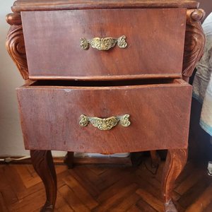 Lote anterior: Juego de Mesas de Luz Antiguas de Madera con Cajones y Puerta