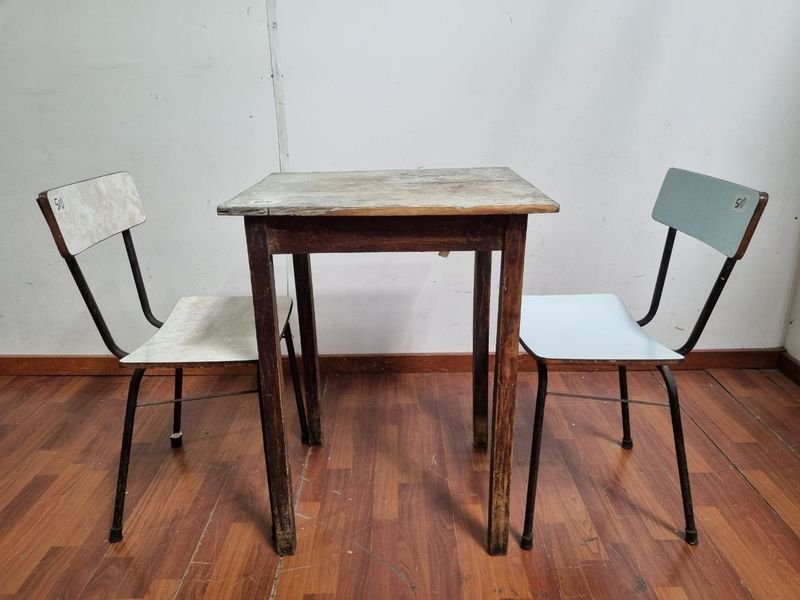 Mesa y sillas de madera y metal
