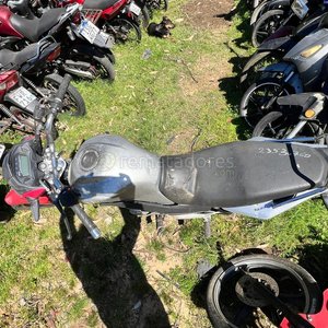 Motocicleta estilo naked, plateada y roja - imagen 3