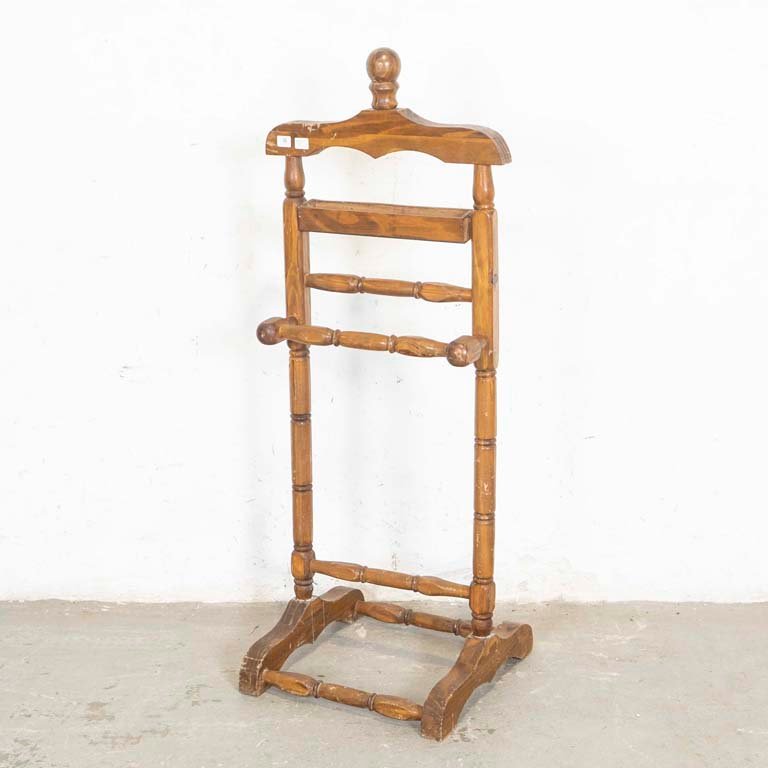 Perchero Despojador de Madera con Detalles en Lustre
