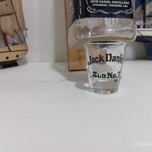 4 Piezas Decorativas: Dispensador Jack Daniel's con Vaso Shot y 2 Maquetas de Barcos - imagen 5