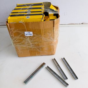 Lote siguiente: 22 Cajas de Grapas Delta 200/6-8