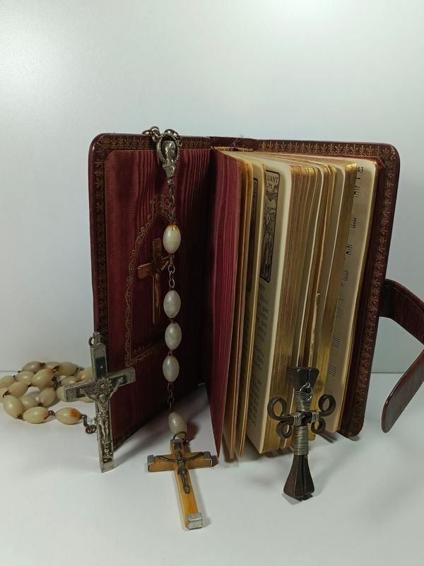 Lote siguiente: Libro y rosario religioso de la segunda mitad del siglo XX