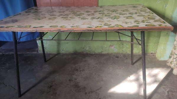 Mesa Plegable Metálica con Diseño "Buena Mesa"