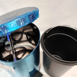 Papelera de Acero Inoxidable Azul Metálico con Tapa Batiente y Cubo Interior, 12 Litros - imagen 4