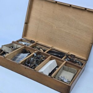 Lote siguiente: Caja de Madera Antigua con Componentes Metálicos y Decoración Floral