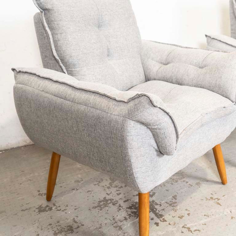 Sillones estilo nórdicos tapizados en tela gris capitonada - imagen 2